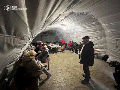 Dingin Menyengat, Warga Ukraina Berlindung di Tenda Darurat Usai Serangan Rusia