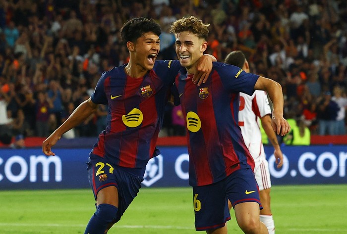 Soccer Football - UEFA Champions League - FC Barcelona v Olympiacos - Estadi Lluis Olimpic Companys, Barcelona, Spain - October 21, 2025 FC Barcelonas Fermin Lopez celebrates scoring their second goal with Dro Fernandez REUTERS/Albert Gea