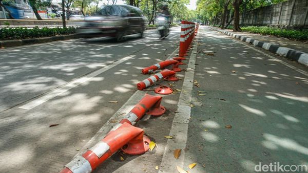 Duh, Pembatas Jalur Sepeda Perintis Kemerdekaan Jakarta Rusak Parah