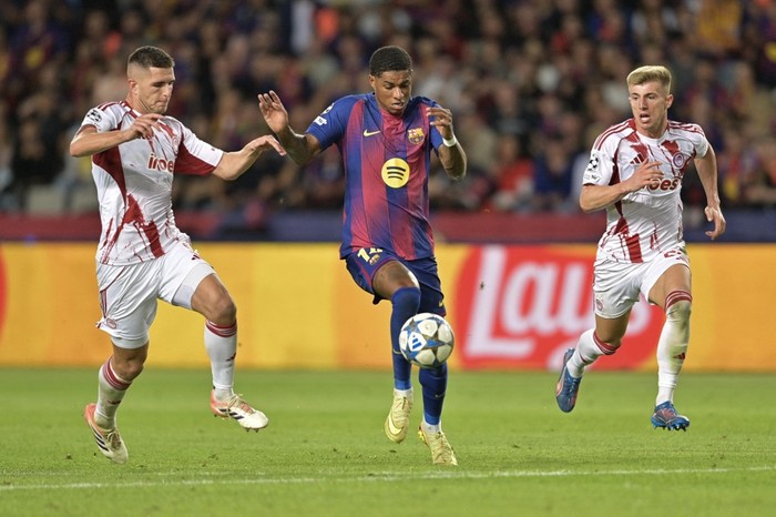 Barcelonas English forward #14 Marcus Rashford (C) controls the ball during the UEFA Champions League league phase match-day 3 football match between FC Barcelona and Olympiakos FC at Estadi Olimpic Lluis Companys in Barcelona on October 21, 2025. (Photo by MANAURE QUINTERO / AFP)