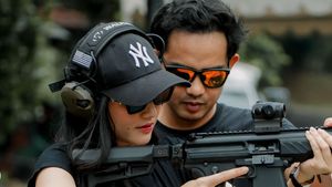 7 Gaya Simpel nan Sporty Febby Rastanty Latihan Menembak Didampingi Suami