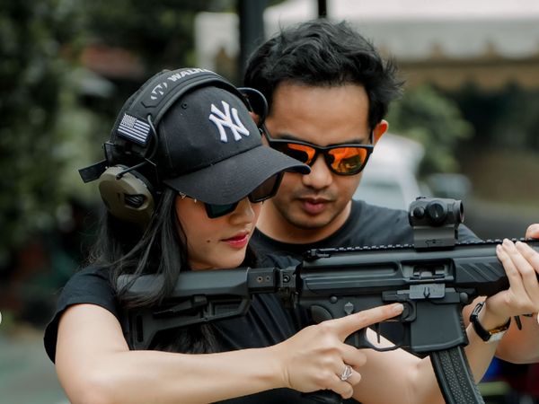 7 Gaya Simpel nan Sporty Febby Rastanty Latihan Menembak Didampingi Suami