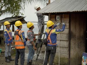 Listrik Masuk Pelosok, Warga Kini Nikmati Terangnya Malam Listrik Masuk Pelosok, Warga Kini Nikmati Terangnya Malam