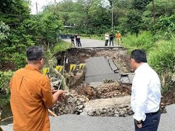 Jembatan Bailey Dibangun di Jalan Amblas Empat Lawang Ditarget Sepekan Selesai Jembatan Bailey Dibangun di Jalan Amblas Empat Lawang Ditarget Sepekan Selesai