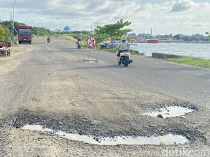 Warga Keluhkan Jalan Petta Unga Parepare Berlubang Picu Kecelakaan Warga Keluhkan Jalan Petta Unga Parepare Berlubang Picu Kecelakaan