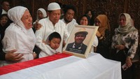 Jenazah Anggota Tim Ekspedisi Patriot Tiba di Rumah Duka, Disambut Isak Tangis Keluarga