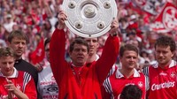 Kisah Cinderella semacam ini tak sering terjadi, namun pernah beberapa kali mengguncang Eropa. Seperti yang dilakukan Kaiserslautern pada musim 1997-98. Tim asuhan Otto Rehhagel (memegang trofi) menjadi juara Bundesliga, dan sejauh ini menjadi satu-satunya tim Jerman yang bisa menjadi kampiun dengan status tim promosi dari divisi dua. Foto: Dok. Kicker