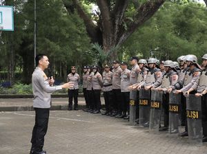 Kapolres Kediri Kota Pimpin Anggotanya Latihan Pengendalian Massa Kapolres Kediri Kota Pimpin Anggotanya Latihan Pengendalian Massa