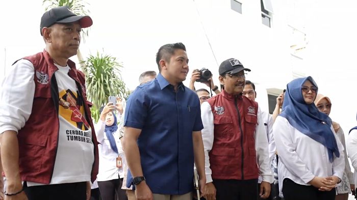 Akhir Pekan di Sekolah Rakyat, Gus Ipul dan Letkol Teddy Beri Semangat ke Siswa