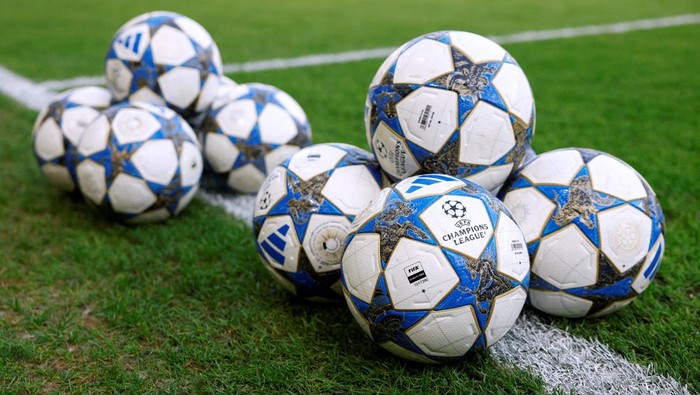 Soccer Football - UEFA Champions League - Union Saint-Gilloise v Newcastle United - Lotto Park, Anderlecht, Belgium - October 1, 2025 General view of balls on the pitch before the match Action Images via Reuters/Peter Cziborra  REFILE - CORRECTING STADIUM