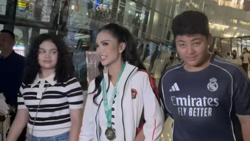 Kris Dayanti Semringah Disambut Anak Pulang ke Indonesia, Unjuk Medali Wushu Kris Dayanti Semringah Disambut Anak Pulang ke Indonesia, Unjuk Medali Wushu
