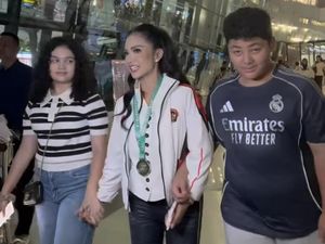 Kris Dayanti Semringah Disambut Anak Pulang ke Indonesia, Unjuk Medali Wushu Kris Dayanti Semringah Disambut Anak Pulang ke Indonesia, Unjuk Medali Wushu