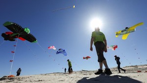 Layang-Layang Hiasi Langit Gaungkan Pesan Kesehatan Mental