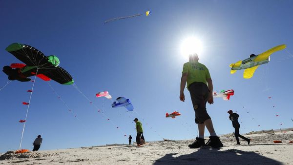 Layang-Layang Hiasi Langit Gaungkan Pesan Kesehatan Mental