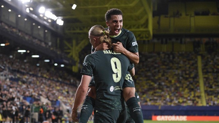 Soccer Football - UEFA Champions League - Villarreal v Manchester City - Estadio de la Ceramica, Villarreal, Spain - October 21, 2025 Manchester Citys Erling Haaland celebrates scoring their first goal with Rico Lewis REUTERS/Pablo Morano