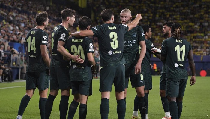 Soccer Football - UEFA Champions League - Villarreal v Manchester City - Estadio de la Ceramica, Villarreal, Spain - October 21, 2025 Manchester Citys Bernardo Silva celebrates scoring their second goal with teammates REUTERS/Pablo Morano
