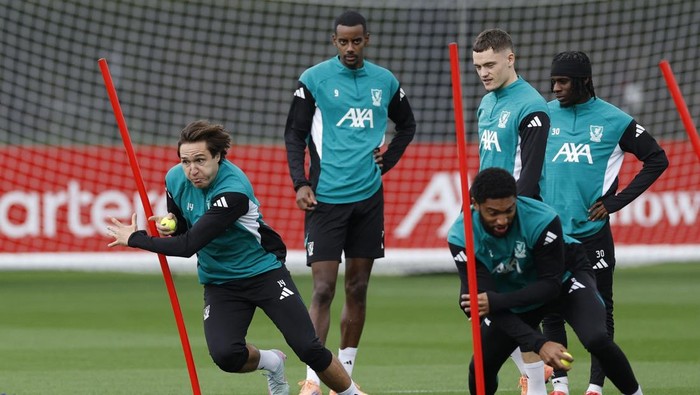 Soccer Football - UEFA Champions League - Liverpool Training - AXA Training Centre, Liverpool, Britain - October 21, 2025 Liverpools Federico Chiesa, Alexander Isak, Florian Wirtz, Jeremie Frimpong and Joe Gomez during training Action Images via Reuters/Jason Cairnduff