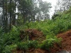 Jalur Tulungagung-Trenggalek Via Bendungan Tertimbun Longsor Jalur Tulungagung-Trenggalek Via Bendungan Tertimbun Longsor