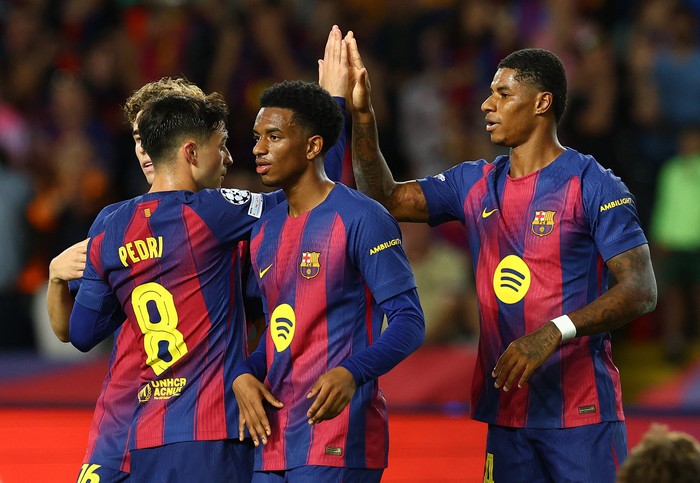 Soccer Football - UEFA Champions League - FC Barcelona v Olympiacos - Estadi Lluis Olimpic Companys, Barcelona, Spain - October 21, 2025 FC Barcelonas Marcus Rashford celebrates scoring their fourth goal with teammates REUTERS/Albert Gea