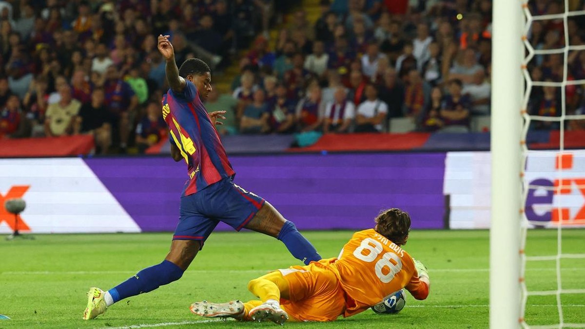 Marcus Rashford dua gol ke gawang Olympiakos. (Foto: REUTERS/Albert Gea)