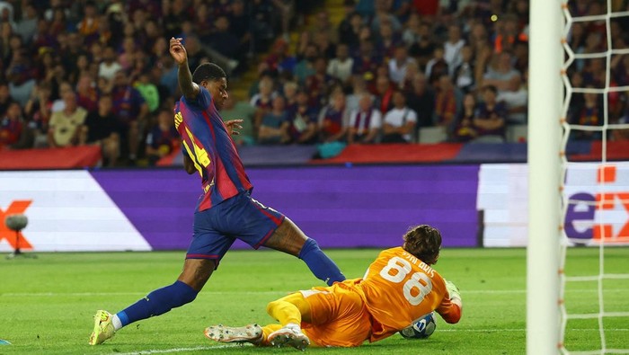 Soccer Football - UEFA Champions League - FC Barcelona v Olympiacos - Estadi Lluis Olimpic Companys, Barcelona, Spain - October 21, 2025 Olympiacoss Konstantinos Tzolakis concedes a penalty against FC Barcelonas Marcus Rashford REUTERS/Albert Gea