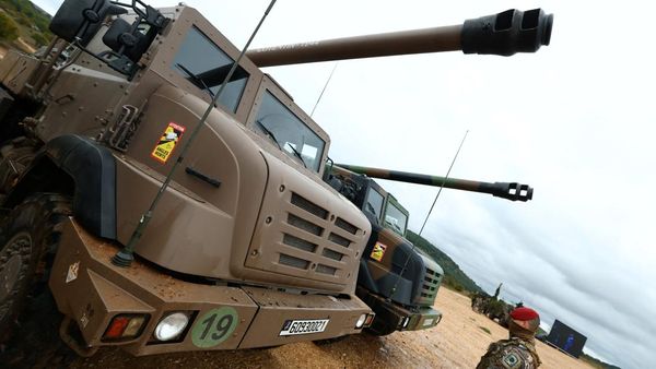 Meriam Tempur CAESAR Menjadi Bintang di Pameran Militer Prancis Selatan