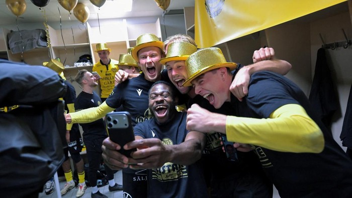 Mjallby Soccer Football - Allsvenskan - IFK Goteborg v Mjallby AIF - Gamla Ullevi, Gothenburg, Sweden - October 20, 2025 Mjallby players celebrate in the locker room after they won the Swedish title Bjorn Larsson Rosvall/TT News Agency via REUTERS ATTENTION EDITORS - THIS IMAGE WAS PROVIDED BY A THIRD PARTY. SWEDEN OUT. NO COMMERCIAL OR EDITORIAL SALES IN SWEDEN.