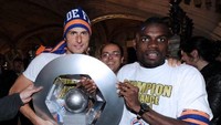 Sebelum PSG menguasai Prancis dengan kekuatan finansial yang jor-joran, Montpellier pernah menjadi juara Ligue 1 2011-12 dengan Olivier Giroud (kiri) sebagai penyerang andalan. Itu merupakan gelar juara liga pertama dan sejauh ini yang terakhir bagi mereka. Foto: AFP/PASCAL GUYOT
