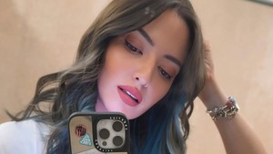 Nia Ramadhani Tampil Beda, Pamer Rambut Baru Warna Biru Abu-abu Nia Ramadhani Tampil Beda, Pamer Rambut Baru Warna Biru Abu-abu