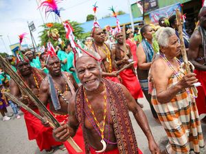 Parade Budaya 1 Abad Aitumeri, Simbol Seabad Pendidikan di Papua Barat Parade Budaya 1 Abad Aitumeri, Simbol Seabad Pendidikan di Papua Barat