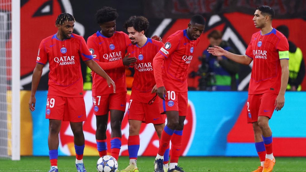 Para pemain PSG merayakan gol ketujuh yang dicetak Vitinha (tengah). Foto: REUTERS/Thilo Schmuelgen