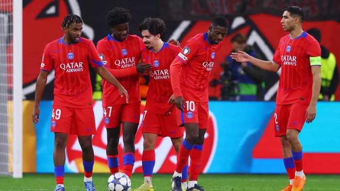 Paris Saint-Germain Soccer Football - UEFA Champions League - Bayer Leverkusen v Paris St Germain - BayArena, Leverkusen, Germany - October 21, 2025 Paris St Germains Vitinha celebrates scoring their seventh goal with teammates REUTERS/Thilo Schmuelgen