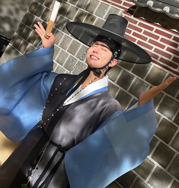 Park Bo Gum/ Foto: instagram.com/bogummy Park Bo Gum memerankan karakter Pangeran Anpyeong yang memiliki seni tinggi.