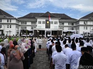 Pemkab Kuningan Siapkan 1.250 Beasiswa untuk Para Santri Setiap Tahun Pemkab Kuningan Siapkan 1.250 Beasiswa untuk Para Santri Setiap Tahun