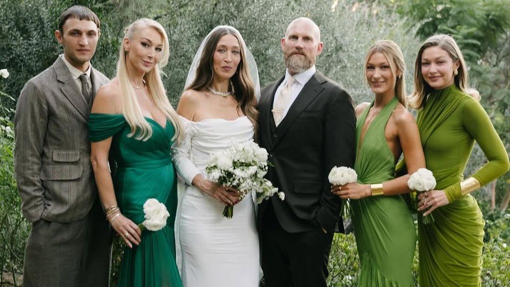 7 Momen Pernikahan Alana Hadid, Gigi dan Bella Hadid Nyeker Curi Atensi 7 Momen Pernikahan Alana Hadid, Gigi dan Bella Hadid Nyeker Curi Atensi