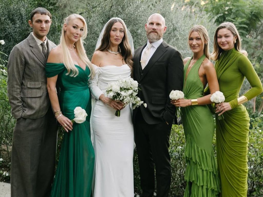 7 Momen Pernikahan Alana Hadid, Gigi dan Bella Hadid Nyeker Curi Atensi 7 Momen Pernikahan Alana Hadid, Gigi dan Bella Hadid Nyeker Curi Atensi