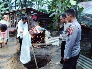 Lubang Misterius Sedalam 3 Meter Muncul di Dekat Rumah Warga Ciamis Lubang Misterius Sedalam 3 Meter Muncul di Dekat Rumah Warga Ciamis