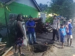 Penampakan Lubang 3 Meter yang Mendadak Muncul di Ciamis
