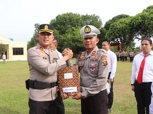 Kapolres Banyuasin Beri Penghargaan kepada 82 Personel Berprestasi Kapolres Banyuasin Beri Penghargaan kepada 82 Personel Berprestasi
