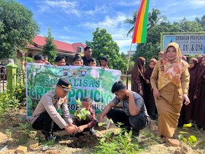 Gerakan Green Policing Polres Rohul Tanam Pohon di 27 Sekolah Gerakan Green Policing Polres Rohul Tanam Pohon di 27 Sekolah