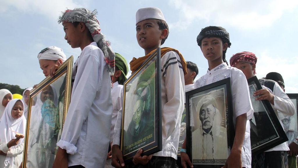 Potret Semarak Peringatan Hari Santri Nasional 2025 di Berbagai Daerah Potret Semarak Peringatan Hari Santri Nasional 2025 di Berbagai Daerah