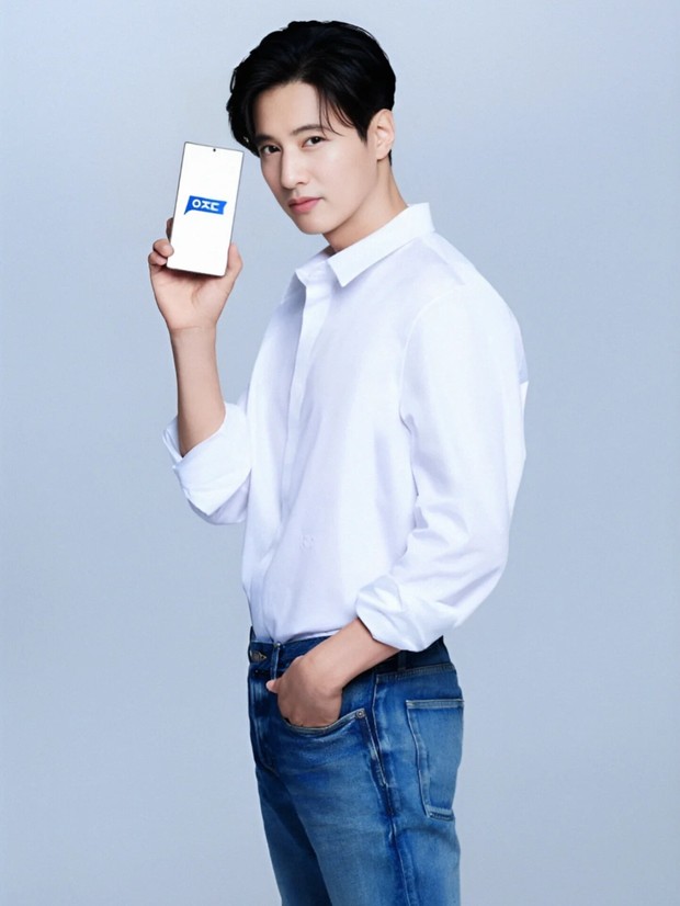 Potret Won Bin dalam iklan Ajeongdang/ Foto: instagram.com/ajd_official_ Won Bin secara perdana melakukan kerjasama membintangi iklan baru di tahun 2025 melalui brand Ajeongdang. Ajeongdang merupakan sebuah perusahaan layanan perbelanjaan.