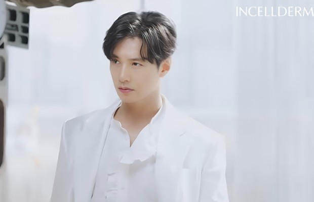 Potret Won Bin dalam iklan Incellderm/ Foto: instagram.com/incellderm.official Won Bin kembali melanjutkan aktivitasnya sebagai model brand kecantikan Incellderm. Di tahun 2025 ini, sang aktor mengambil iklan bertema kemurnian alam.