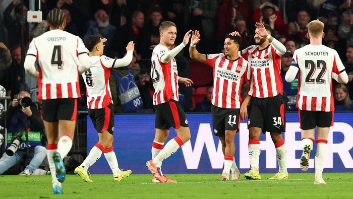 Soccer Football - UEFA Champions League - PSV Eindhoven v Napoli - Philips Stadion, Eindhoven, Netherlands - October 21, 2025 PSV Eindhovens Couhaib Driouech celebrates scoring their sixth goal with teammates REUTERS/Piroschka Van De Wouw