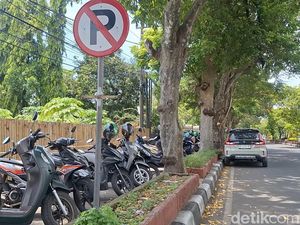 Pejalan Kaki di Mataram Tersingkir, Trotoar Dikuasai Ojol Pejalan Kaki di Mataram Tersingkir, Trotoar Dikuasai Ojol