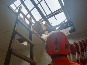 Hujan Angin Sebabkan 3 Rumah di Kota Pasuruan Rusak Hujan Angin Sebabkan 3 Rumah di Kota Pasuruan Rusak