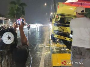 Truk Tabrak Pikap di Flyover Buaran Jaktim, Kaki Sopir Terjepit Kabin Truk Tabrak Pikap di Flyover Buaran Jaktim, Kaki Sopir Terjepit Kabin