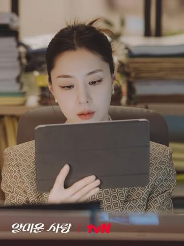 Di Nice To Not Meet You, Seo Ji Hye berperan sebagai editor in chief bernama Yoon Hwa Young.