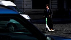 Skuter Listrik Dilarang Mulai 2026, Warga Keluhkan Trotoar Semrawut