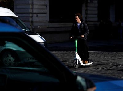 Skuter Listrik Dilarang Mulai 2026, Warga Keluhkan Trotoar Semrawut